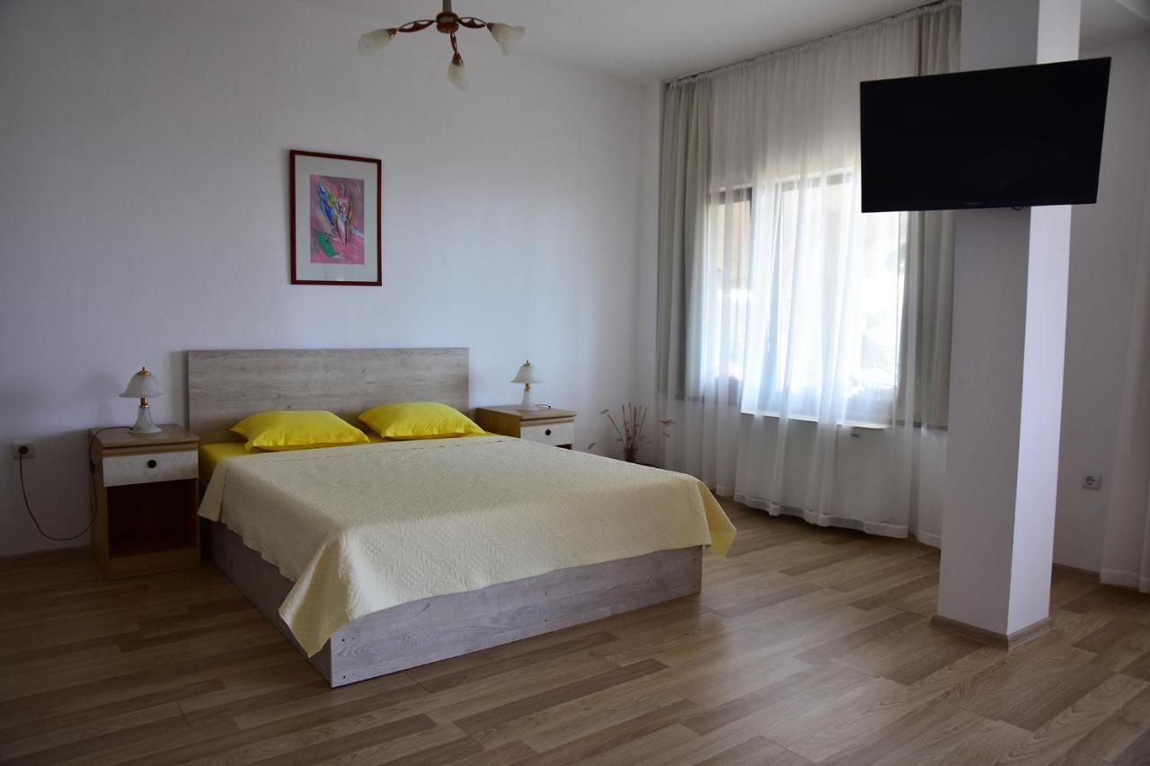 Guest Rooms Sea View Baltsjik Buitenkant foto
