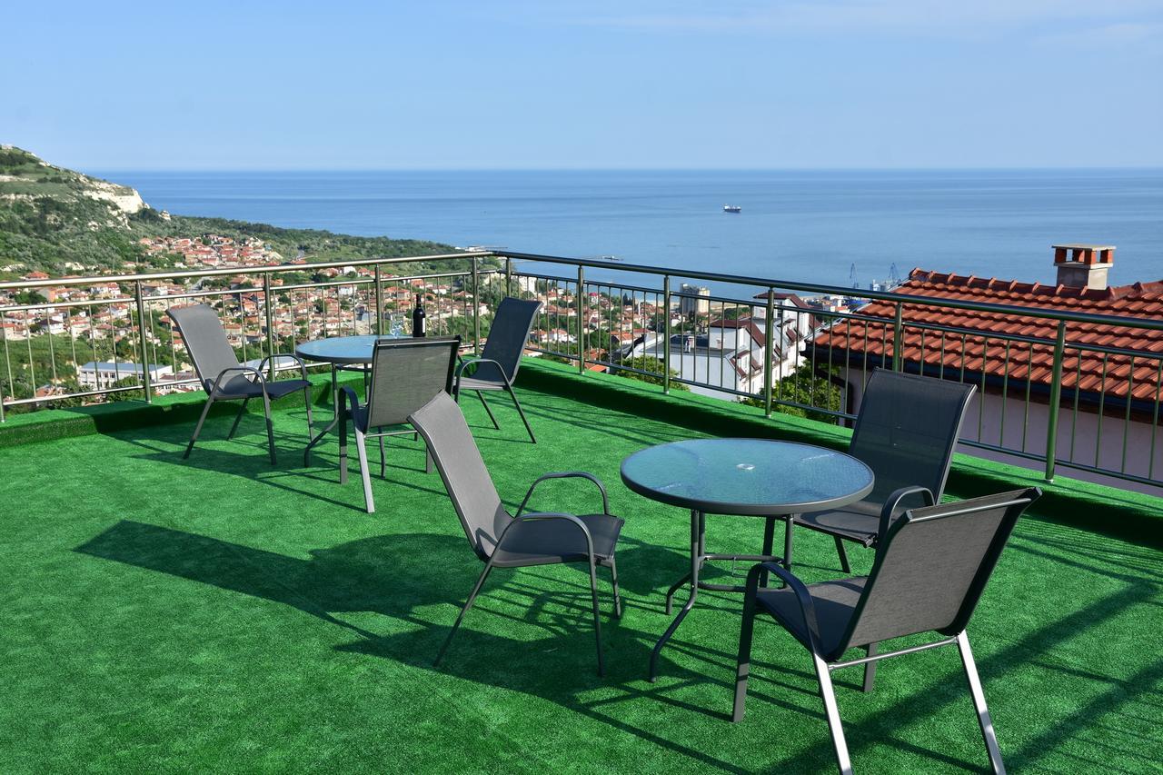 Guest Rooms Sea View Baltsjik Buitenkant foto