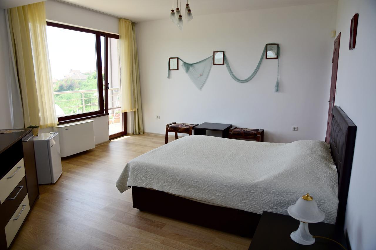 Guest Rooms Sea View Baltsjik Buitenkant foto